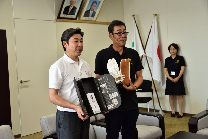 籾田武志さんと市長、足袋の寄贈の写真
