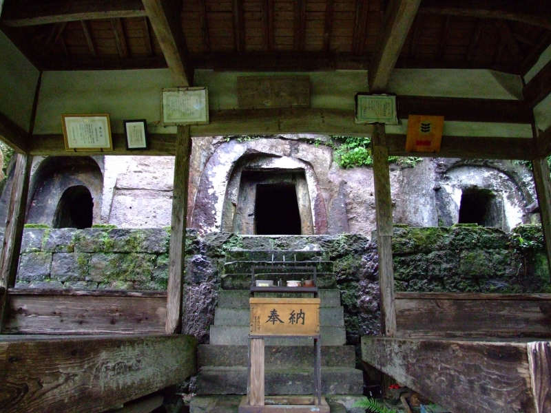 拝殿から見た石貫穴観音横穴の写真