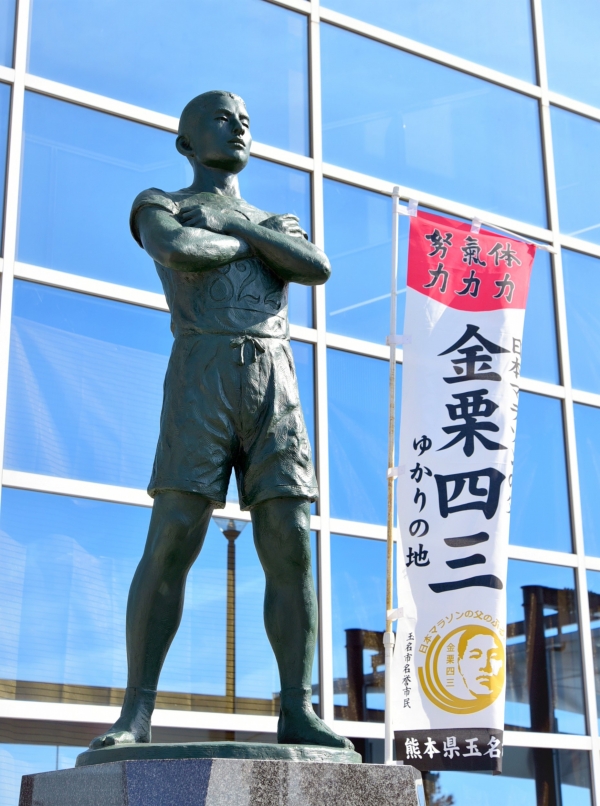 新玉名駅の腕組みをしている金栗さんの銅像の写真