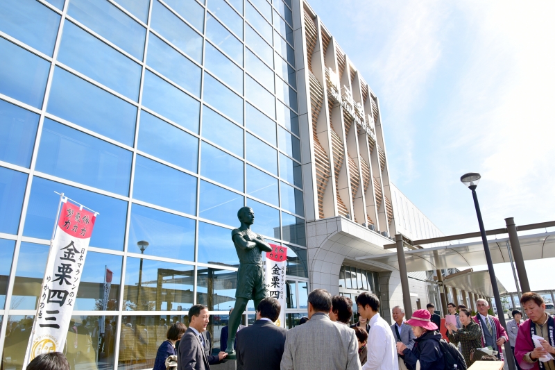 新玉名駅入り口と銅像の写真