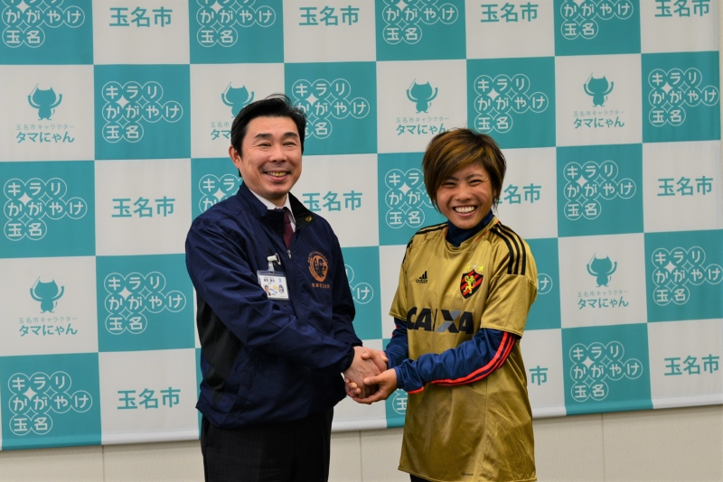 藤尾きららさんと市長の握手の写真