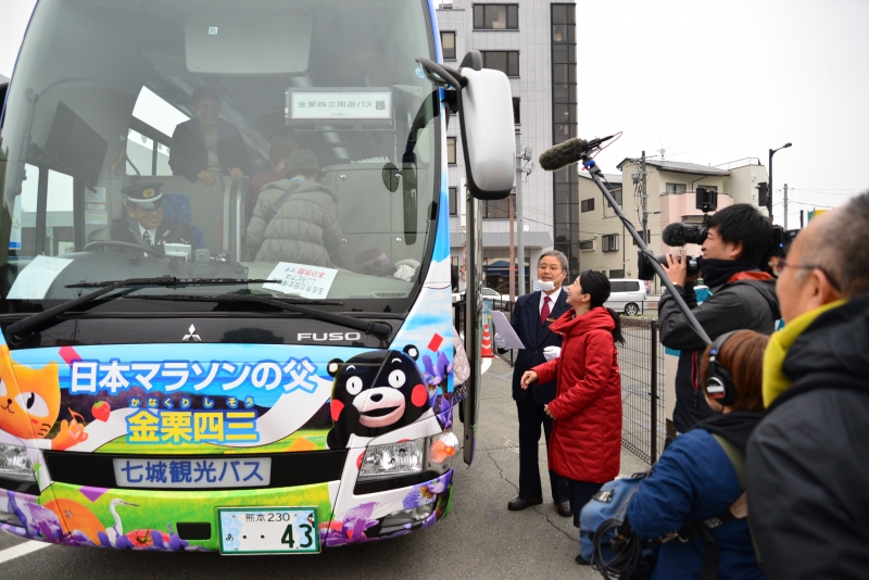 周遊バス乗客と交流する宮崎美子さんの画像
