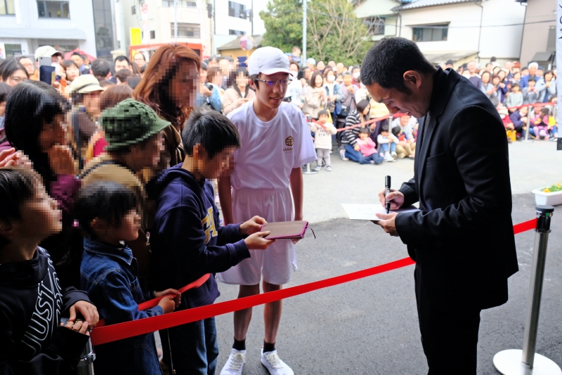 「いだてん 大河ドラマ館」を訪問した中村勘九郎さんが、ファンにサインをしている写真