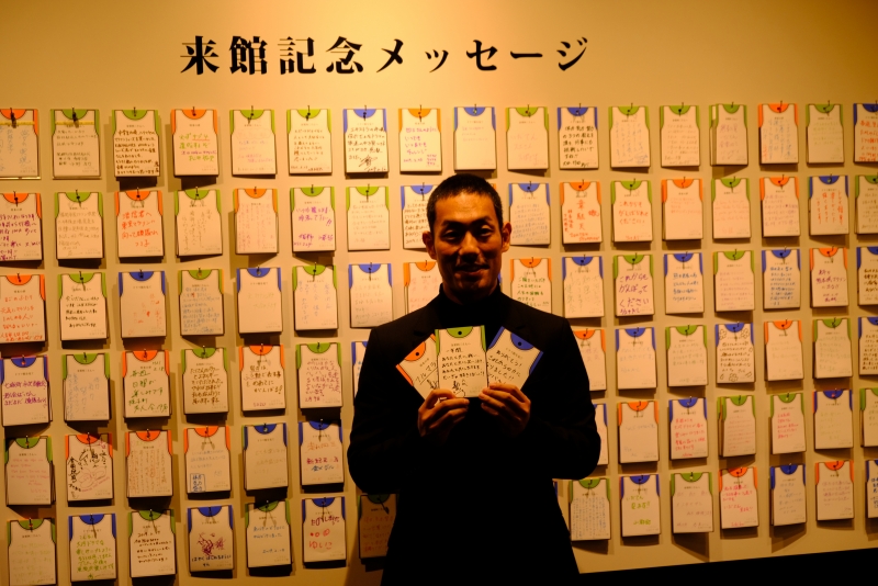 大河ドラマ館の来館記念メッセージの前で3枚のメッセージカードも持った中村勘九郎さんの写真