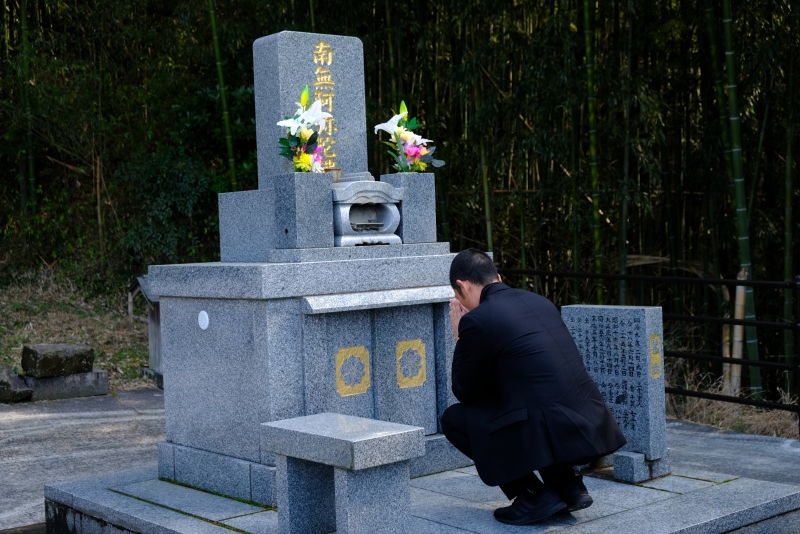 金栗さんのお墓で手を合わせる中村勘九郎さんの写真