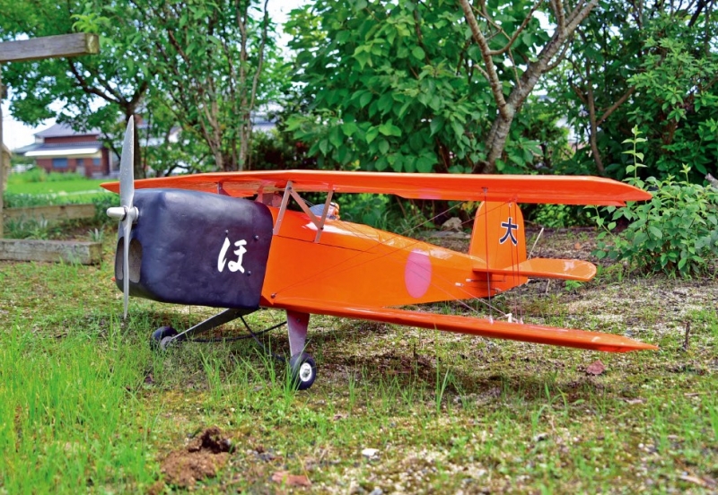 2人乗りの陸軍四式基本練習機「ユングマン」(愛称「赤とんぼ」)の模型の写真
