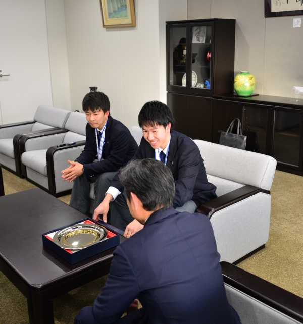 市長と歓談する鍬田君と松野君の写真