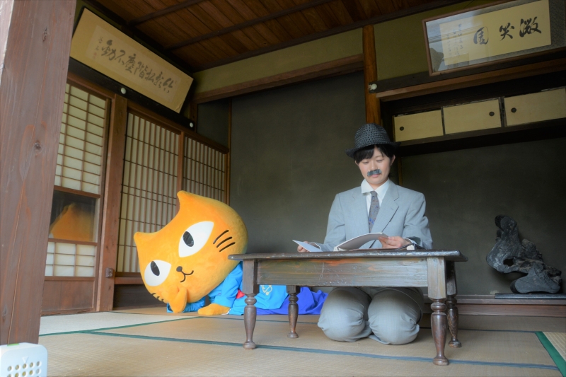 本を読む漱石とタマにゃんの写真