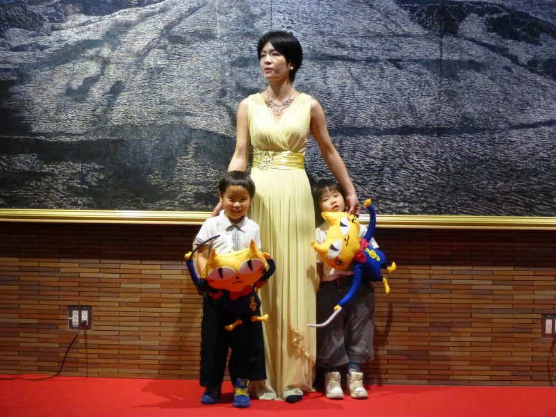 堀薫さんが子供と並んでいる写真