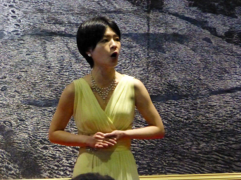 堀薫さんが歌っている写真