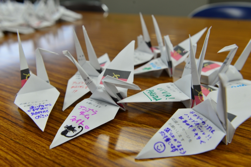 応援メッセージを書いた折り鶴の写真