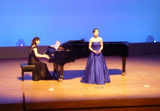 演奏者　ピアノ演奏と青いドレスの女性の歌