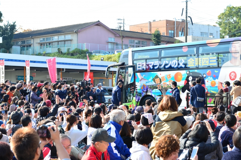 勘九郎さんが金栗四三周遊バスで登場した写真
