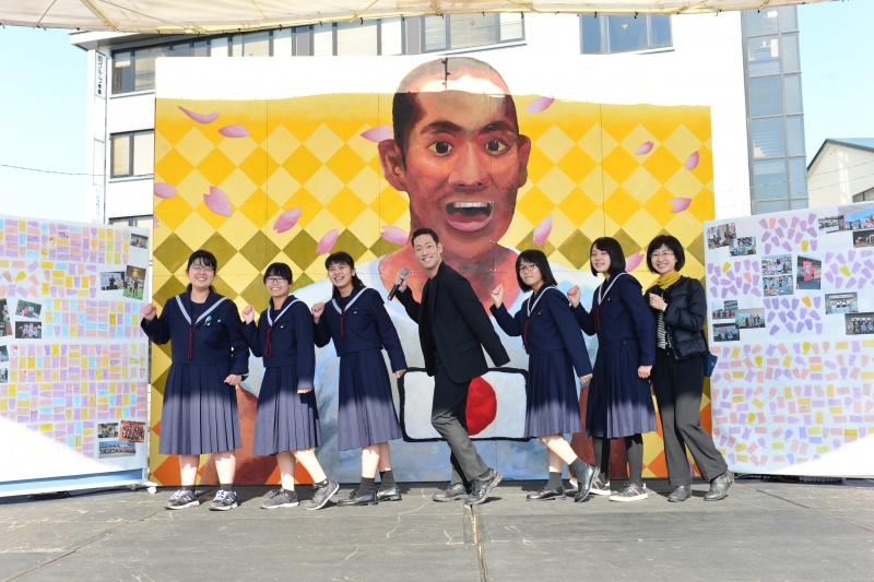 勘九郎さんの看板を描いた玉名高校美術部の皆さんと記念写真