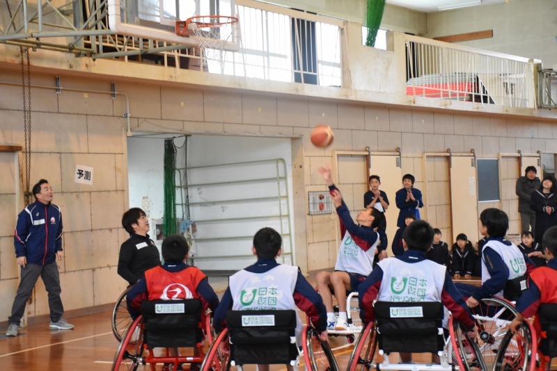 玉名中学校にて、車いすバスケットを体験する子供たちの様子