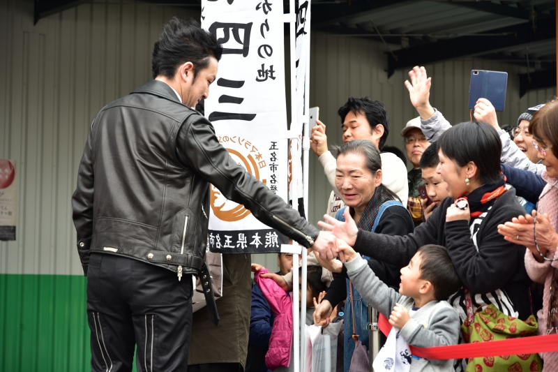大河ドラマ館の前でファンと交流する中村さんの写真