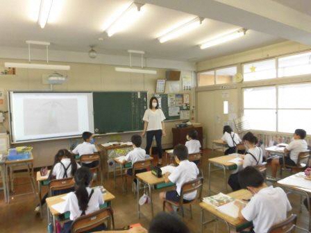 教育と福祉のまちづくり、小学生が教室で授業を受けている写真