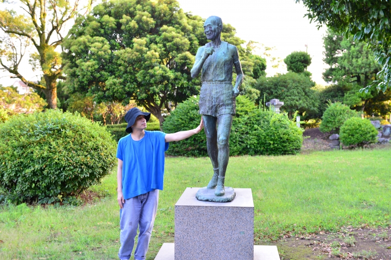 玉名高校の金栗さんの銅像と峯田さんの写真