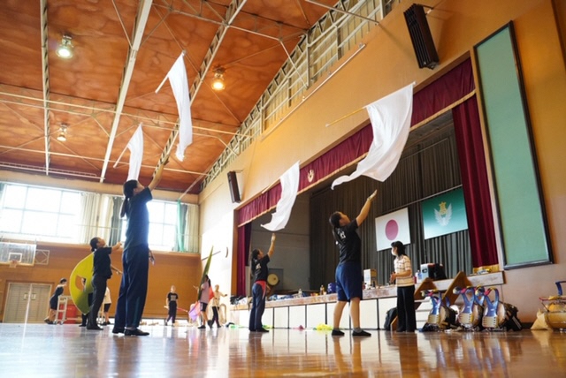専修大学玉名高校の女生徒がカラーガードの練習をしている写真