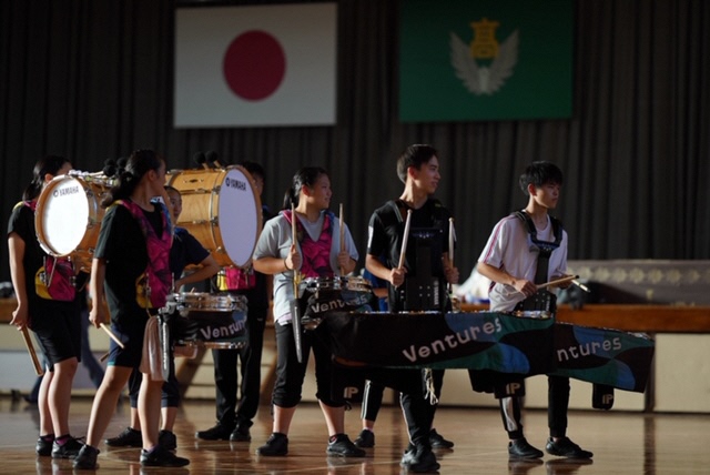 専修大学玉名高校の生徒が太鼓と打楽器を演奏している写真