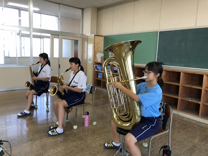 有明中学校の女生徒がチューバを演奏している写真
