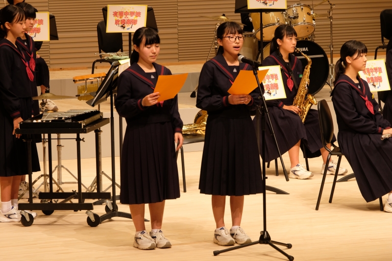 有明中学校の女子生徒が話している様子の写真