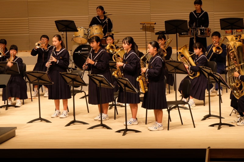 玉名中学校の生徒がサックスなどの楽器を演奏している写真
