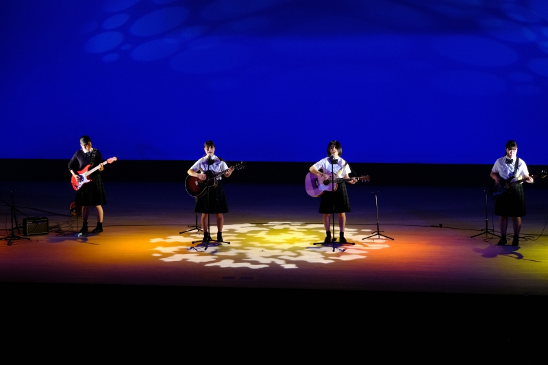 玉名女子高校軽音楽部の女生徒4人で演奏している写真