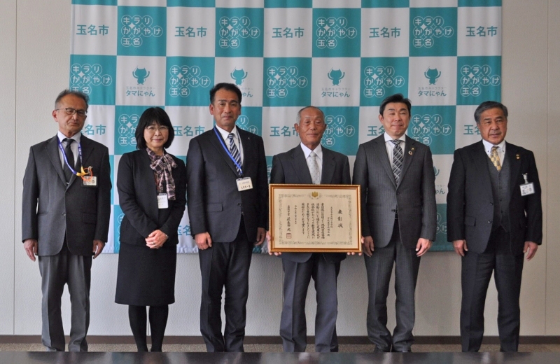 松川哲秀会長(左から4番目)と丸塚慎一郎校長(左から3番目)と井上加寿子校長(左から2番目)の写真