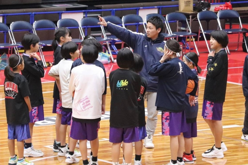 バスケットボールの指導をする早稲田さんの写真