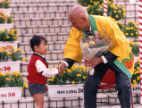 子どもと握手をする笠智衆の写真