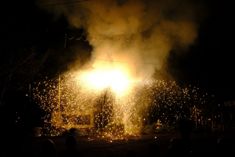 傘火 花火の写真