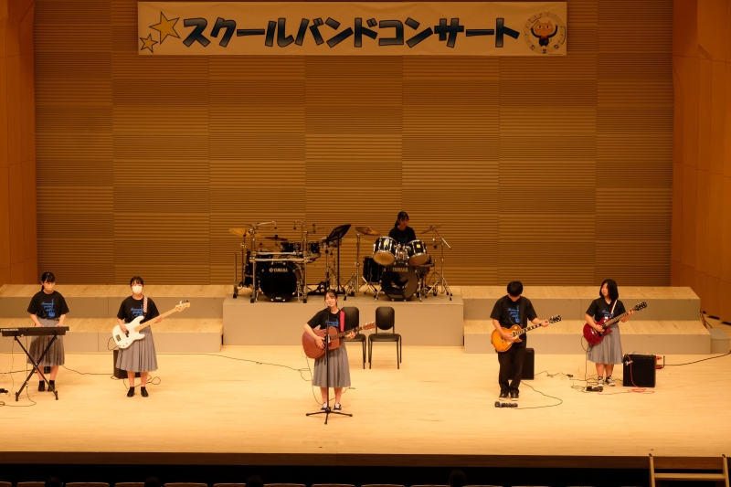 玉名高校ギター部がステージで演奏している全体の写真