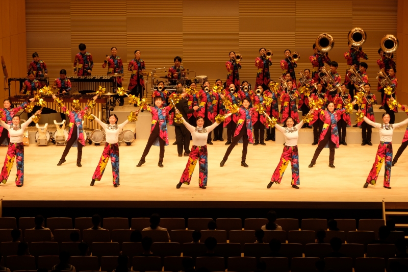 専修大学玉名高校吹奏楽部がステージで演奏演技している全体の写真