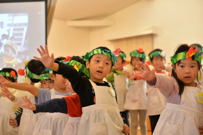 玉名ルーテル幼稚園児がダンスを披露している写真