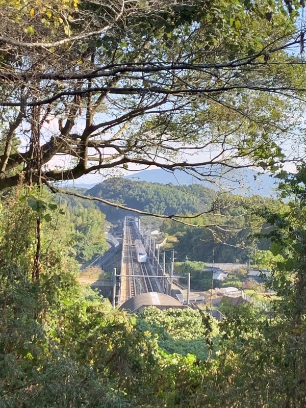 18　新幹線トンネル結んでフットパスの写真