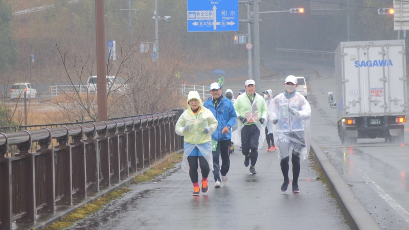 往路、雨や風の影響を受けながらも走っている参加者の写真