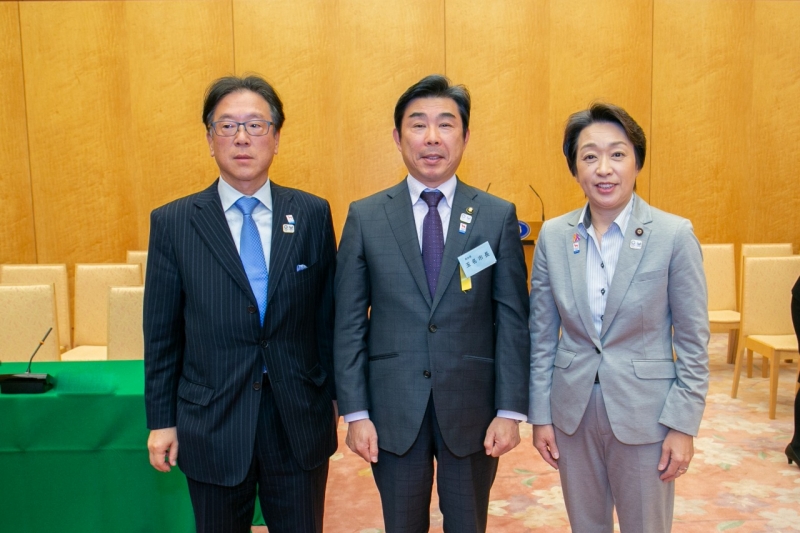 ホストタウン首長会議での写真、市長と平田竹男氏と橋本聖子氏