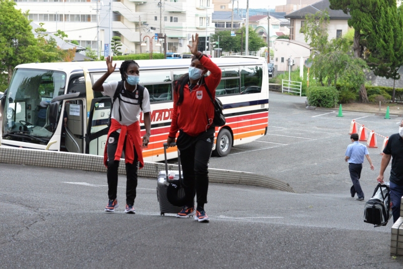 玉名市到着時に手を振るアンゴラ選手の写真