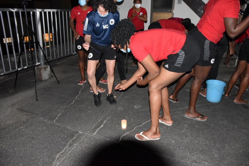 花火をするアンゴラ選手たちの写真