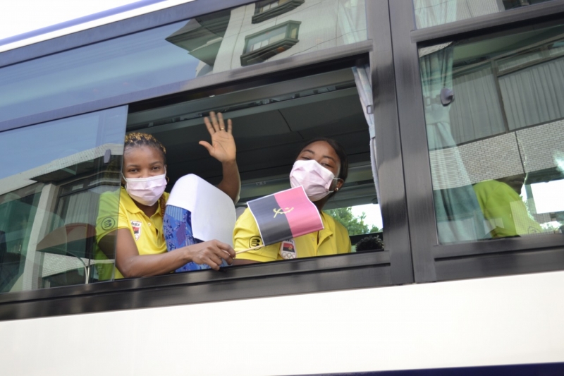玉名市を出発するバスの中のアンゴラ選手の写真