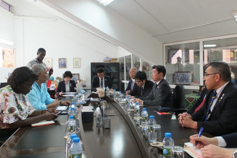 アンゴラオリンピック委員会事務所での協議の写真