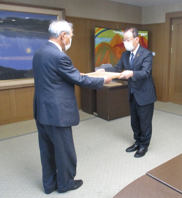表彰状を授与される、関幸次郎理事長の写真
