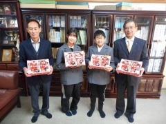 イチゴを持った生徒代表と生産者の集合写真