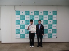 表敬訪問の写真、山口蓮珠君と市長
