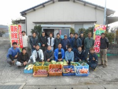 岱明町農業者クラブ「コスモス会」のメンバーと新鮮野菜の写真