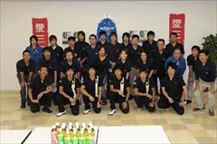 愛三工業レーシングチームを囲んでの写真