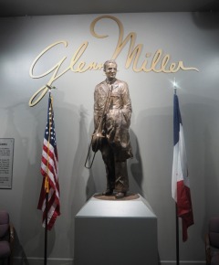 グレンミラー生誕地記念館の中のグレンミラー像の写真
