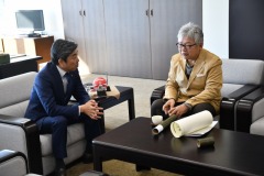 市長と会談する植田さんの写真