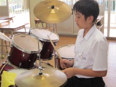 玉南中学校の生徒がドラムをたたいている写真